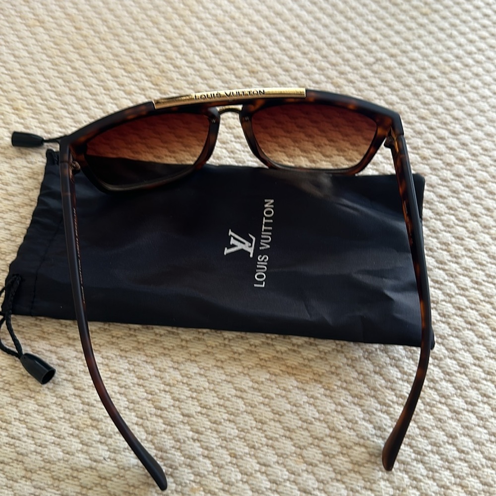 Luxury fashion ladies sunglasses 😎 🆕 - Picture 5 of 6